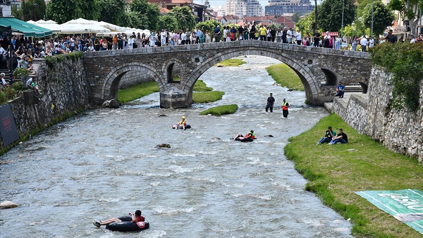 Kosova’da adrenalin tutkunları çevre kirliliğine dikkati çekmek için nehirde şambrellerle rafting yaptı