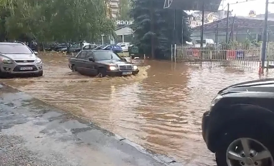 Üsküp’teki fırtınadan sonra yaralanan olmadı ama hasar oluştu