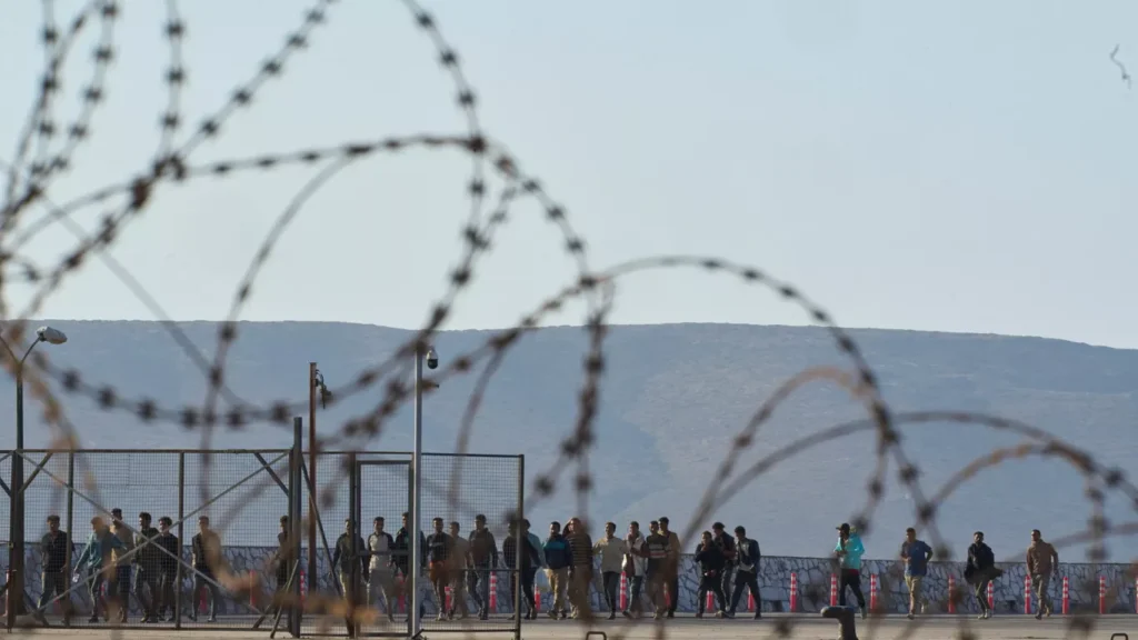Yunanistan, Libya’dan artan göç nedeniyle Girit’ten anakaraya yüzlerce göçmeni sevk etti