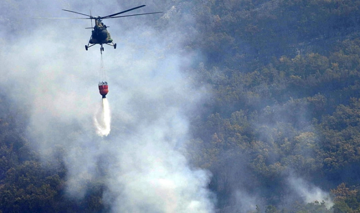 İçişleri Bakanlığı’na ait bir helikopter, Doyran bölgesine 30 tondan fazla su boşalttı