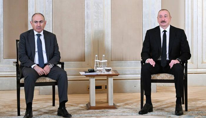 Dünyanın konuştuğu görüntüler! Aliyev ile Paşinyan arasında soğuk rüzgarlar…