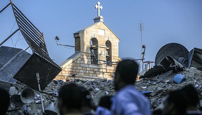 Ne kutsal biliyor ne din ayırt ediyor! İsrail, bu kez de Gazze Şeridi’ndeki Kutsal Aile Katolik Kilisesi’ni vurdu, 3 kişi öldü!