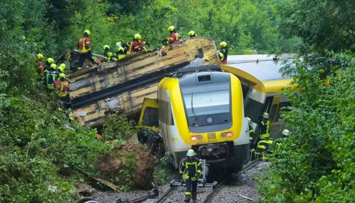 Almanya’da yolcu treni raydan çıkarak devrildi: 3 ölü, 34 yaralı