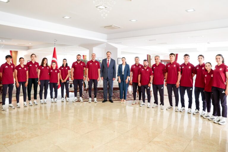 Genç Türk sporculardan Büyükelçi Ulusoy’a ziyaret