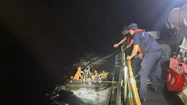 Yunanistan’ın ölüme ittiği 16 göçmen kurtarıldı