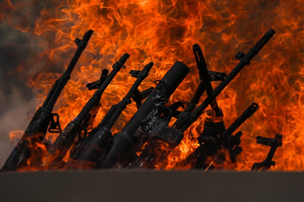 Terör örgütü PKK’dan bir grup silahlarını imha etti
