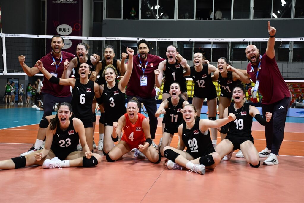 Üsküp’teki turnuvada Türkiye Genç Kadın Voleybol Milli Takımı şampiyon oldu