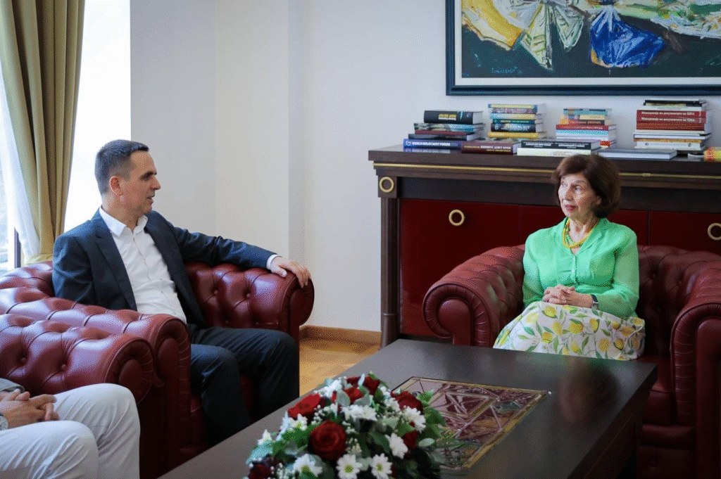 Cumhurbaşkanı Davkova, Kalkandelen Belediye Başkanı Kasami’yi kabul etti