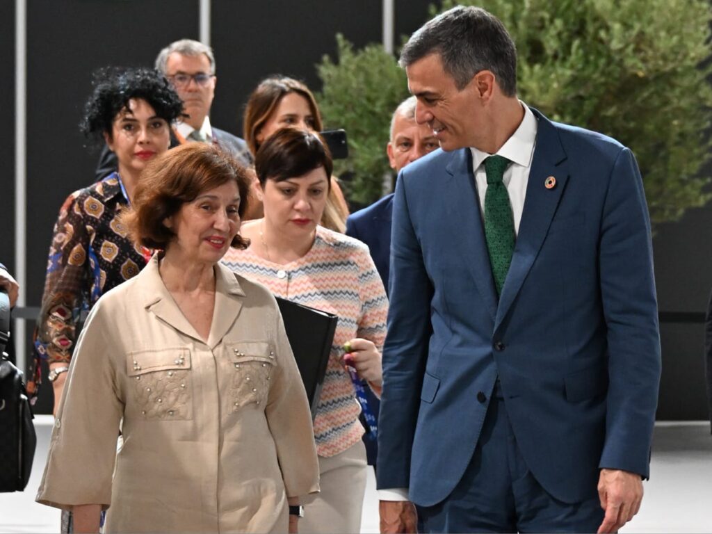 Cumhurbaşkanı Davkova, İspanya Başbakanı Pedro Sánchez ile Sevilla’da Görüştü