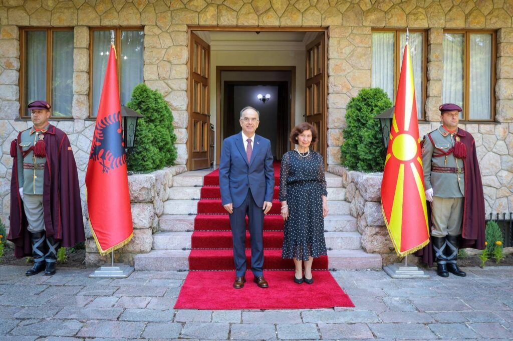 Cumhurbaşkanı Davkova, Ohri’de Arnavutluk Cumhurbaşkanı Begaj’ı kabul etti
