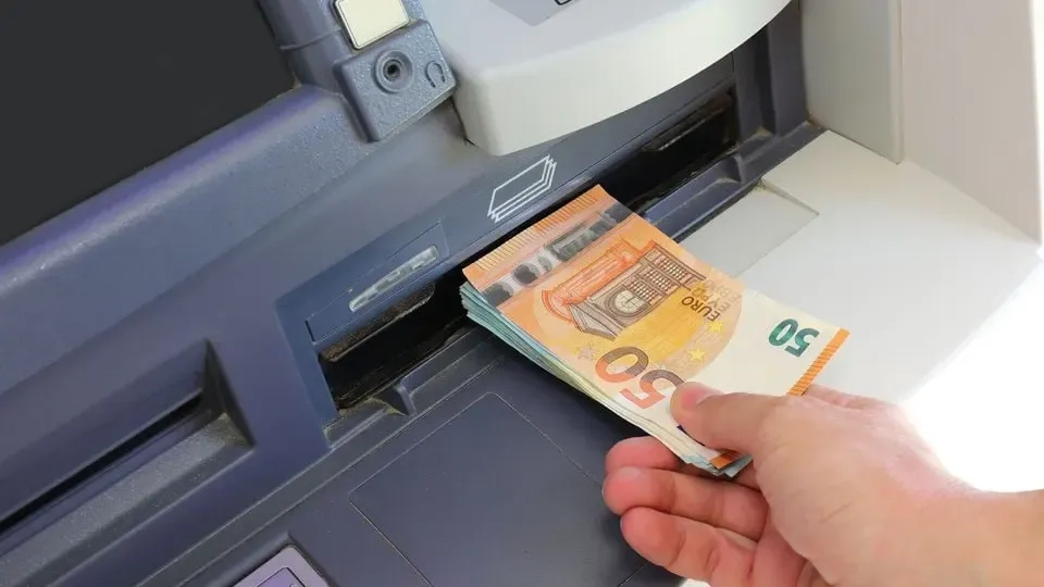 Yunanistan’da bankamatik ücretlerine tepki büyüyor