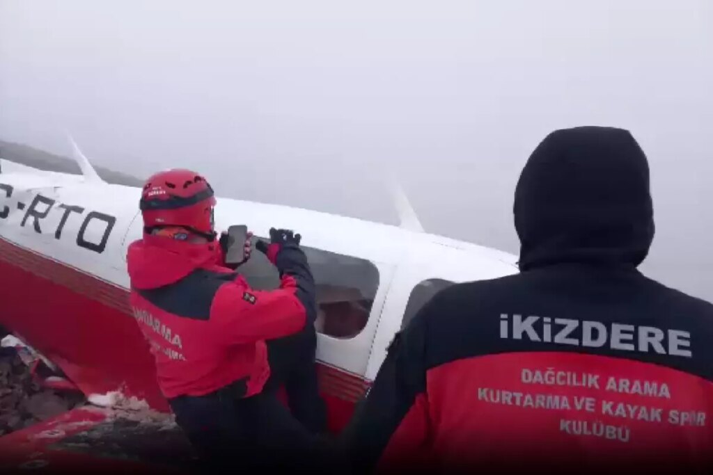 Düşen uçağın enkazına ulaşıldı: Pilot öldü, kadın yolcu kurtarıldı