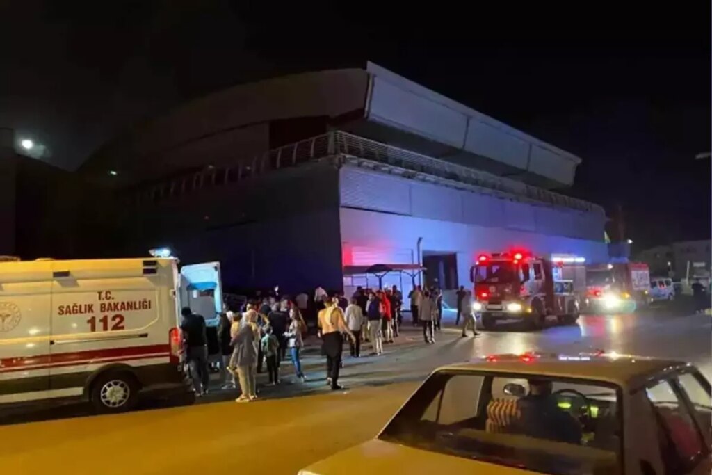 Kocaeli’de düğün salonunda yangın çıktı! 2’si çocuk 4 kişi dumandan etkilendi