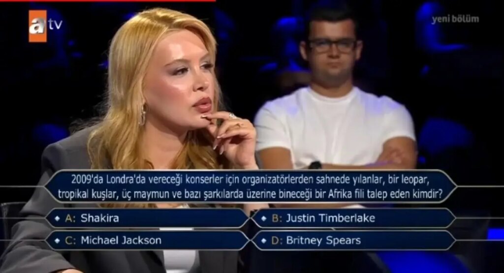 Konserinde sahnede yılanlar, leopar, tropikal kuşlar, üç maymun ve Afrika fili talep eden şarkısı kimdir?