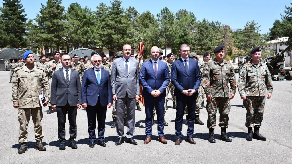 Kuzey Makedonya, Türkiye’den Temin Ettiği Obüs ve Askeri Teçhizatı Tanıttı