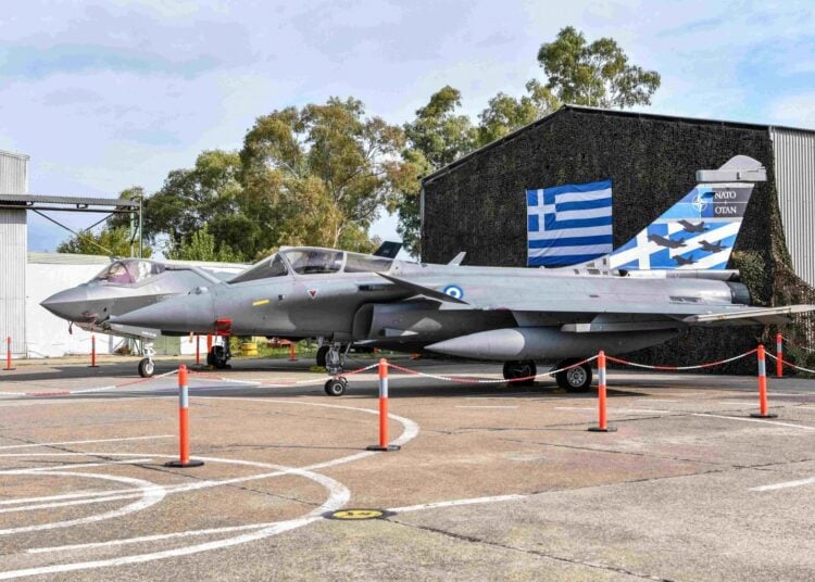 Yunanistan’ın Rafale savaş uçaklarını fotoğraflayan turistler yakalandı
