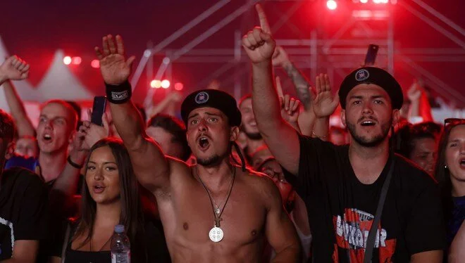 Hırvat şarkıcı Perkovic’in Zagreb’deki konserinde Nazi selamı skandalı