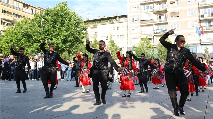 Kosova’da festival kapsamındaki kortej yürüyüşü renkli görüntüler oluşturdu