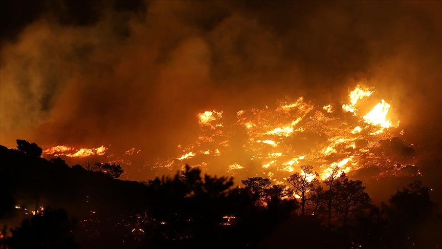 Girit Adası’ndaki yangının yerleşim yerlerine sıçraması sonucu bazı evler zarar gördü