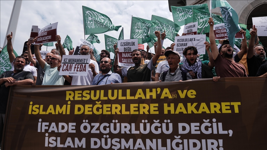 Hazreti Muhammed’in karikatür çizimini yayımlayan dergi protesto edildi
