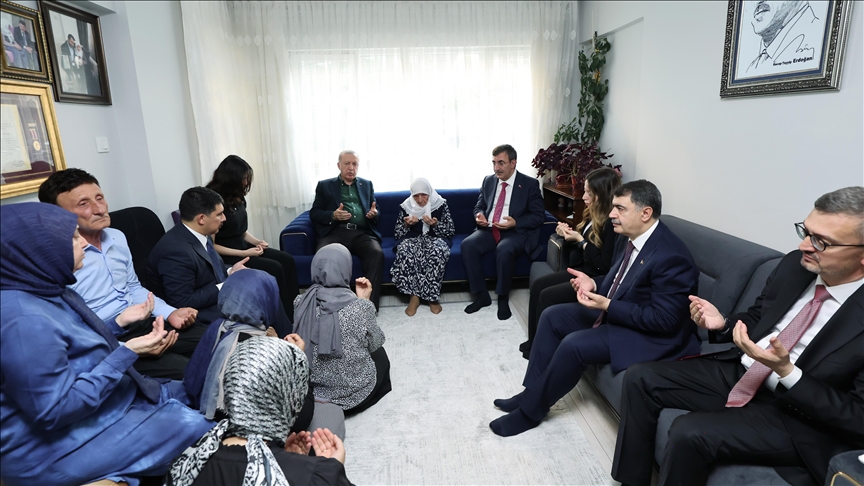 Cumhurbaşkanı Erdoğan, 15 Temmuz’da 3 yakını şehit olan Muzaffer Gülşen’i evinde ziyaret etti
