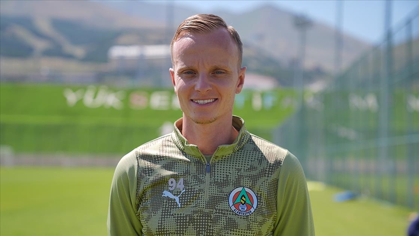 Alanyaspor’un Kosovalı futbolcusu Hadergjonaj’ın hedefi kariyerindeki en iyi sezonunu geçirmek
