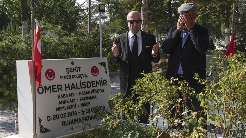 Emekli Korgeneral Zekai Aksakallı, şehit Ömer Halisdemir’in mezarını ziyaret etti