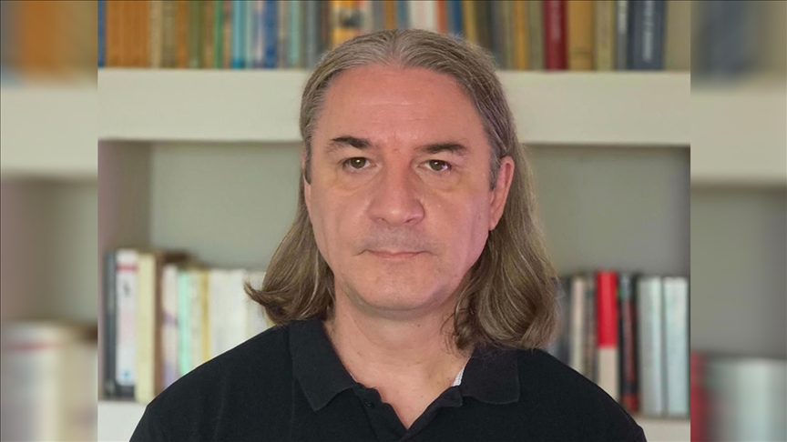 Prof. Dr. Goran Şimiç, Bosna Hersek’teki savaş mağdurları anısına şiirler kaleme aldı