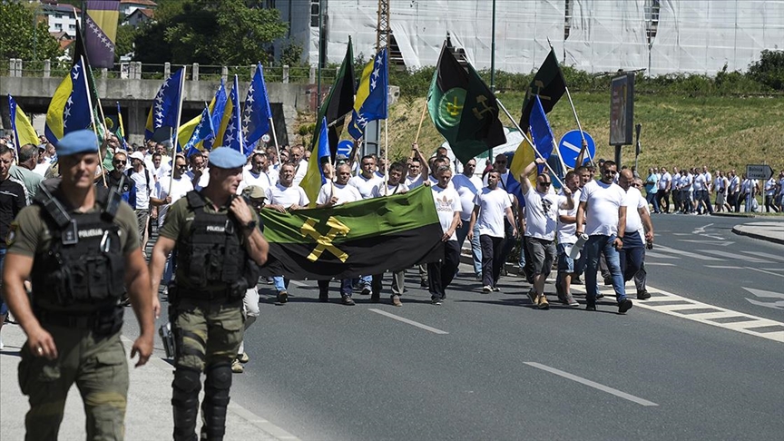 Bosna Hersek’te madenciler düzenli maaş talebiyle başkentte gösteri yaptı