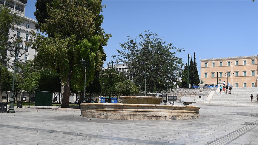 Yunanistan’da yüksek sıcaklıklar nedeniyle öğle saatlerinde açık alanlardaki çalışmalar yasaklandı