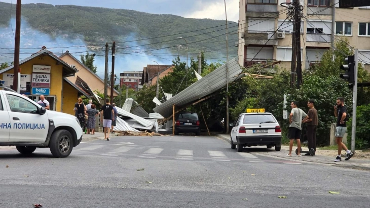 Şiddetli fırtına Üsküp bölgesinde çok sayıda hasara ve yangına neden oldu