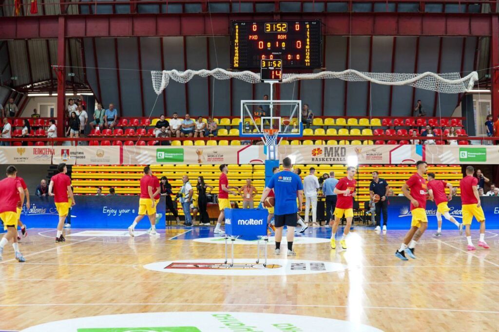 Makedonya Basketbol Takımına Romanya karşısında mağlubiyet, tribünlerde ise ırkçı sloganlar dikkat çekti