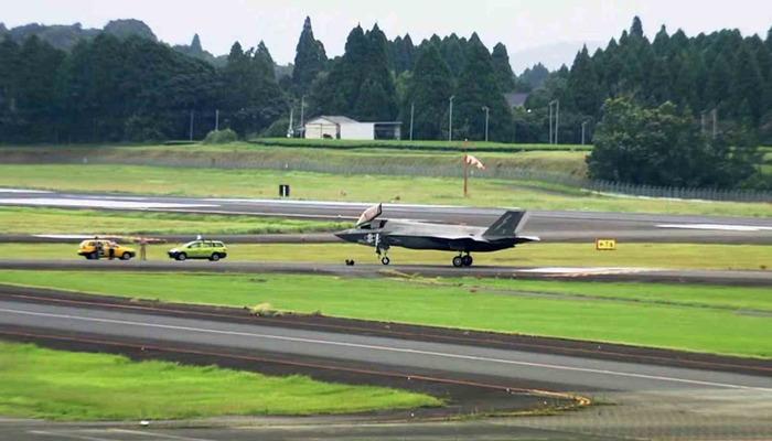 Japonya semalarında tehlike! İngiliz F-35B savaş uçağı acil iniş yaptı