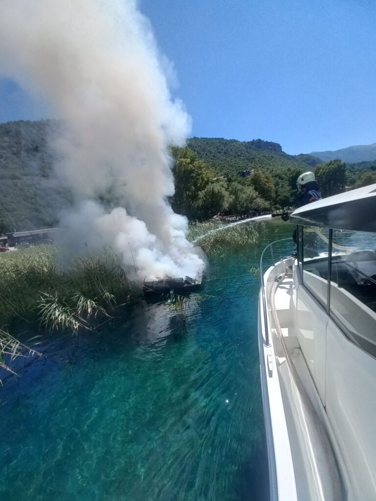 OHRİ GÖLÜ’NDE SÜRAT TEKNESİ YANGINI