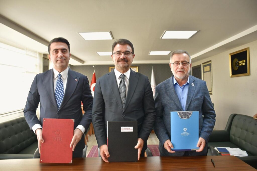 MEB, YTB ve TDV Arasında “Uluslararası Anadolu İmam Hatip Liseleri İş Birliği Protokolü” İmzalandı