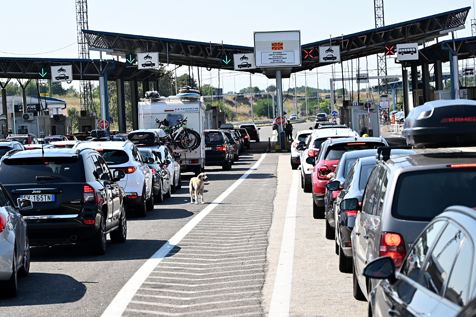 Sınır geçişlerinde trafik yoğunluğu arttı