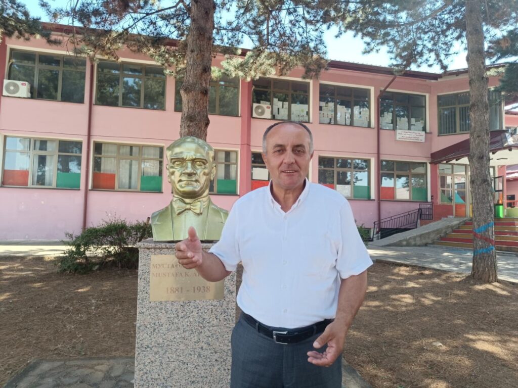 Geleneklerin Renkli Dansı: Bir Halk Oyunları Ekibinin Başarı Öyküsü