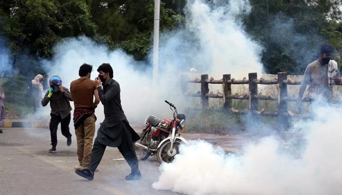 Pakistan’da eski Başbakan Khan destekçilerine polis müdahalesi: 300 gözaltı
