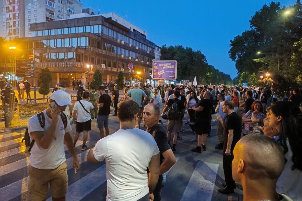 Sırbistan’da hükümet karşıtı protestolar büyüyor: İktidar partisinin ofisi yıkıldı