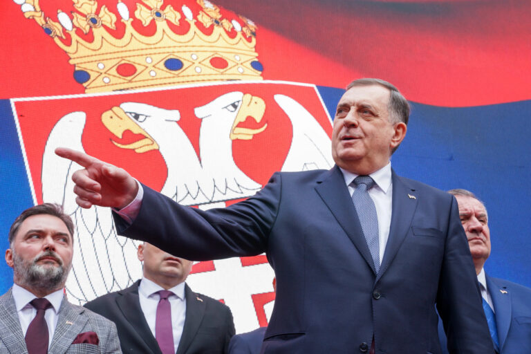 Bosnalı Sırp lider Dodik hakkındaki 1 yıllık hapis cezası para cezasına çevrildi