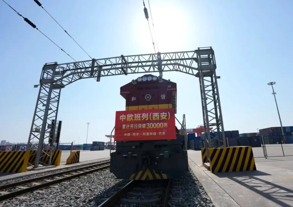 Xi’an’dan Bakü’ye Fotovoltaik Modül Yükü Taşıyan Tren Yola Çıktı