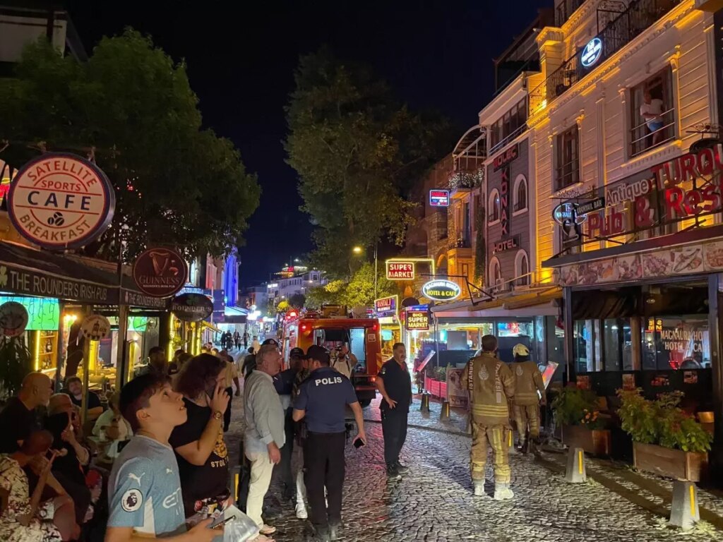 Fatih’te Otelde Yangın: Turistler Tahliye Edildi
