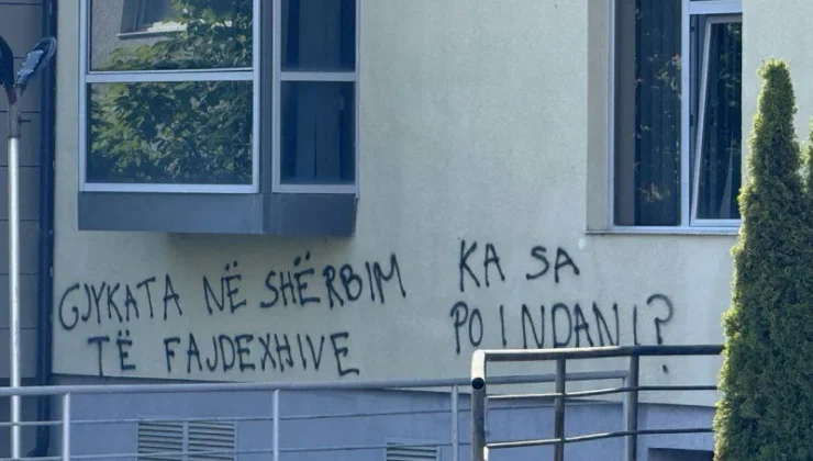 Gilan Adliyesi önüne tepki grafitleri