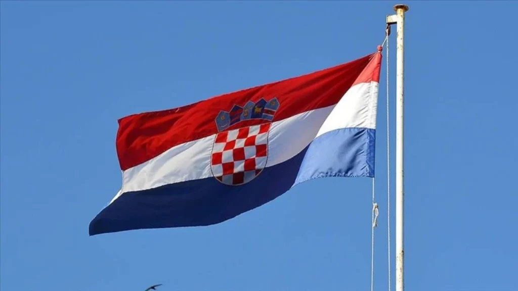 Hırvatistan’da kontrol altına alınamayan yangına ekiplerce müdahale sürüyor