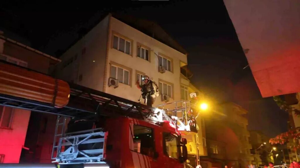 Pendik’te 3 Katlı Binanın Çatısında Yangın Çıktı