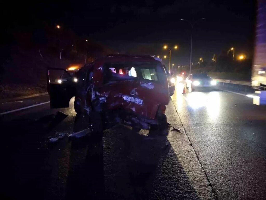 Sultanbeyli’de Minibüs Kazasında 9 Yaralı