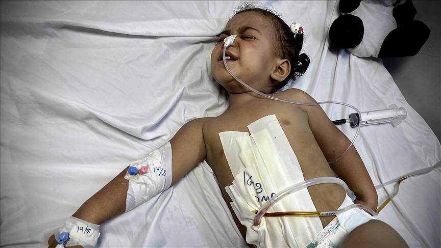 Gazze’de oyun oynarken bombaların iç organlarını deldiği küçük kız, tedavi edilmeyi bekliyor