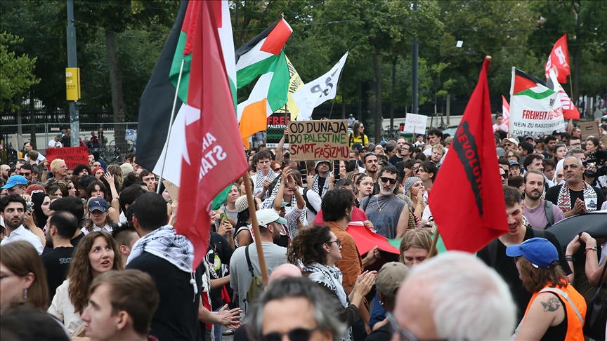 Avusturya’da yüzlerce Filistin destekçisi, İsrail’in yaptığı soykırımı protesto etti
