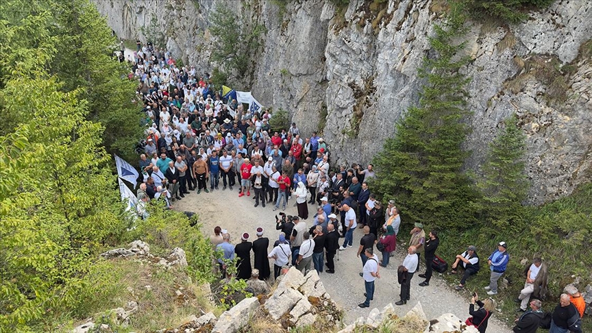 Bosna Hersek’teki savaşta 33 yıl önce kurşuna dizilen 224 sivil törenle anıldı