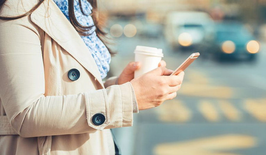 Trafikte kulaklıkla yürüyen ve telefonla konuşan yayalara ceza geliyor